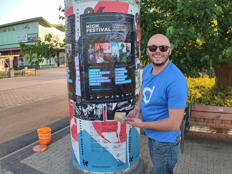 Plakat festiwalu muzycznego naklejony na słupie ogłoszeniowym